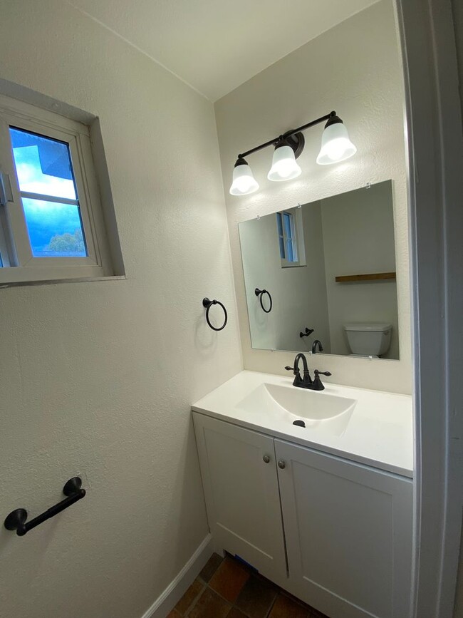 Building Photo - Tastefully Renovated Townhouse Available t...