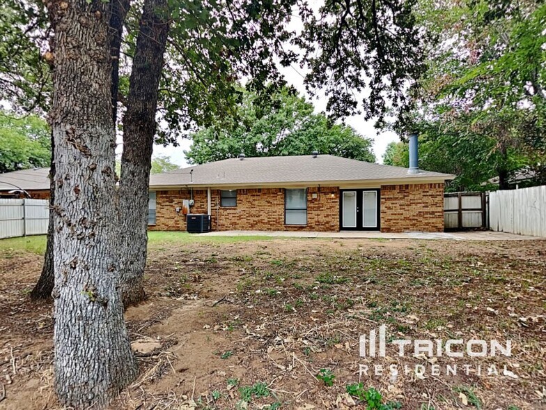 Building Photo - 6007 Big Springs Dr