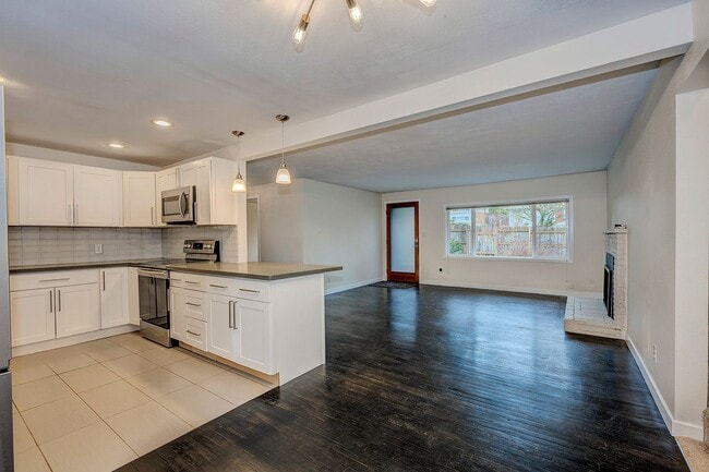 Building Photo - Edmonds Three Bedroom