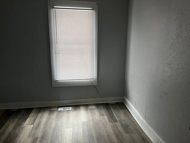 Building Photo - Welcome to the 3 Bedroom Home West Peoria