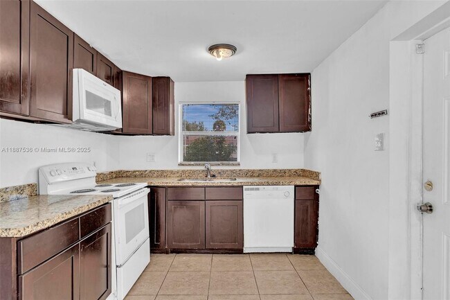 Building Photo - 2800 NW 6th Ct