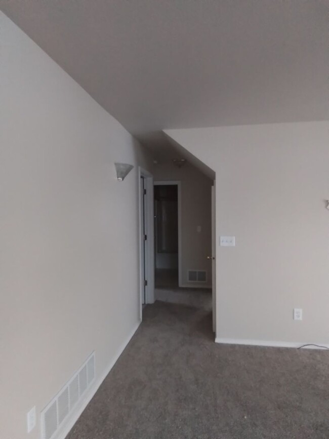 Building Photo - 4 bedroom: Super Clean with new carpet and...