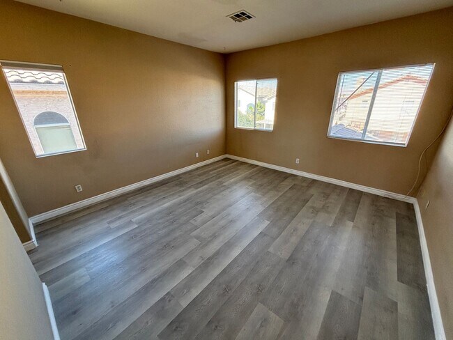 Building Photo - Beautiful 3Bed/2Bath/2Car residence located in Sunrise Manor / Winterwood area