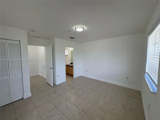 Building Photo - 2092 NE 167th St