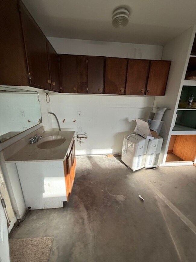 Building Photo - Wonderful Home 3 bed 1 bath with a Great Yard