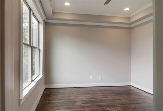 Building Photo - 1023 E 24th St