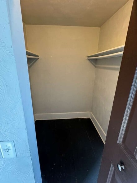 Building Photo - 1948 Broadway Ave