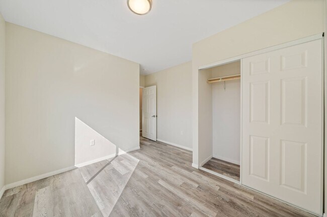 Building Photo - Must See!