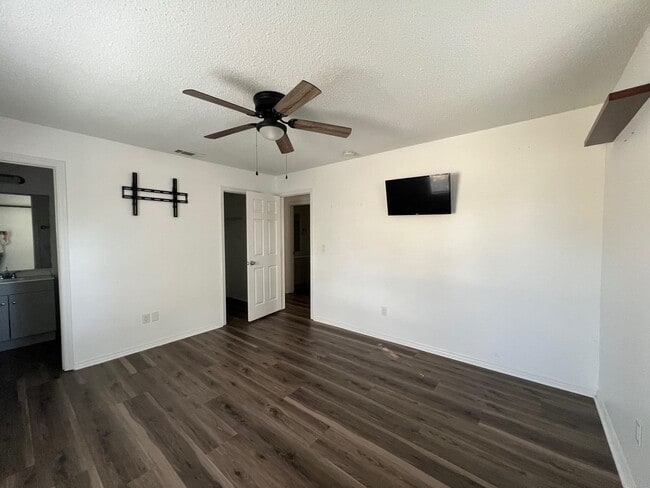 Building Photo - 677 W 5th Ave