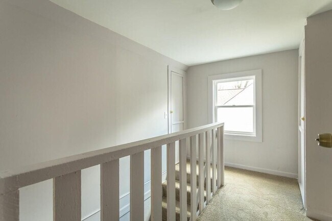 Building Photo - Three Bedroom One Bathroom House For Rent