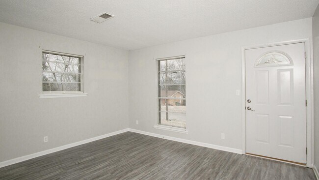 Building Photo - 2708 Monticello Dr NW