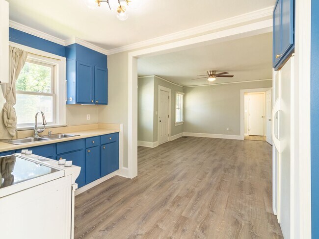 Building Photo - $400 Off first month rent.  Newly renovate...