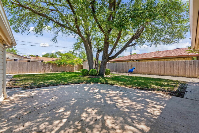 Building Photo - "Spacious 4-Bedroom Hardwood & Granite Fin...