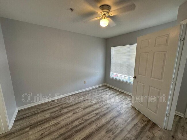 Building Photo - 9045 Lee Vista Blvd