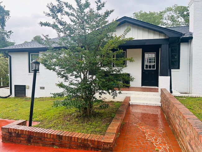 Building Photo - 5/3 Home Available Now!