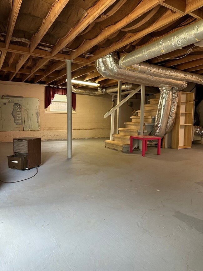 Building Photo - Large Home on the Eastside on a deadened street - Pre Lease