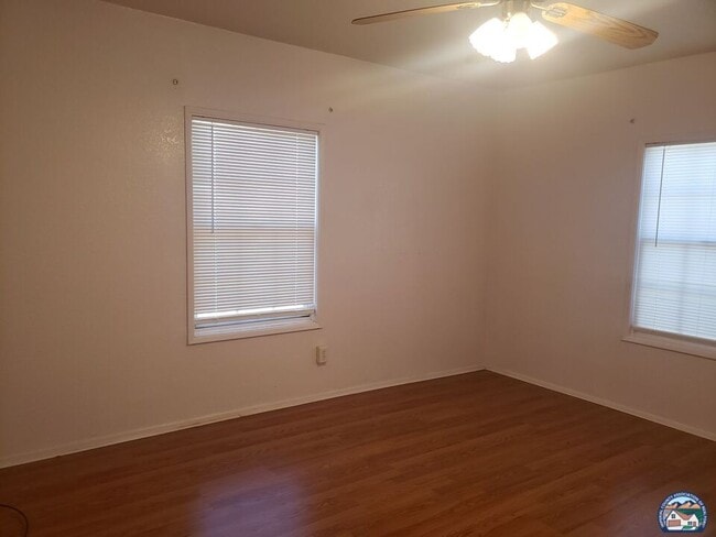 Building Photo - 658 S Cesar Chavez St