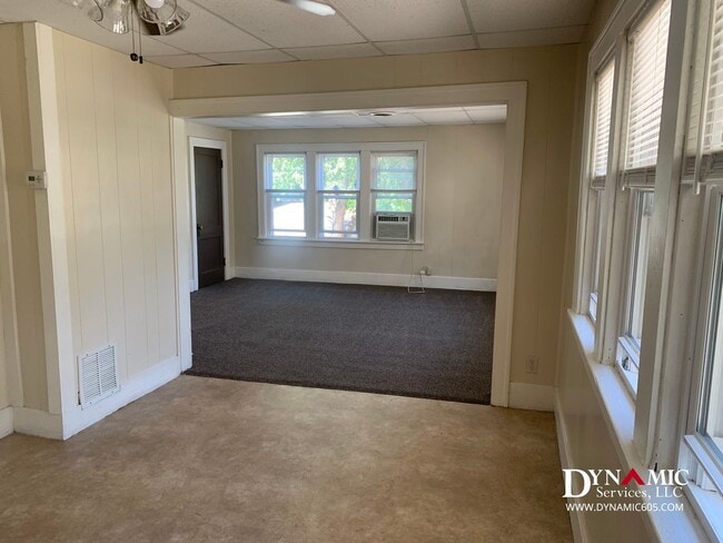 Building Photo - Upper Level 2 Bedroom, 1 Bathroom Duplex