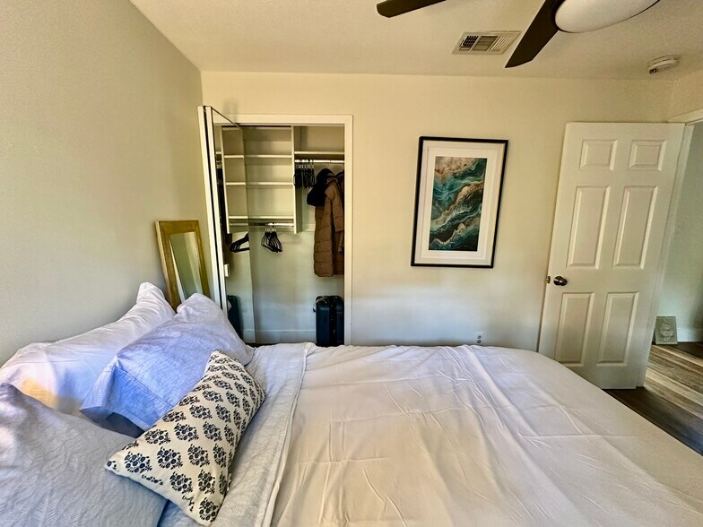 Building Photo - 1712 NE 5th Ct