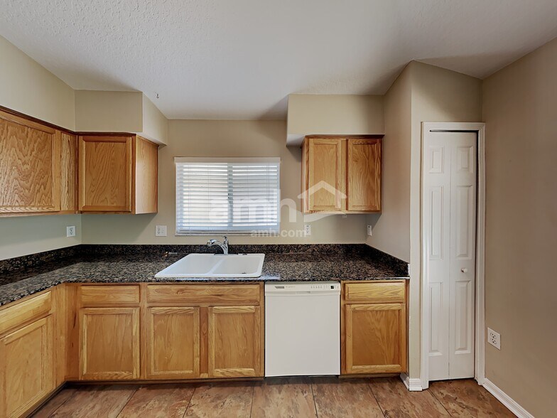 Building Photo - 30949 Midtown Ct