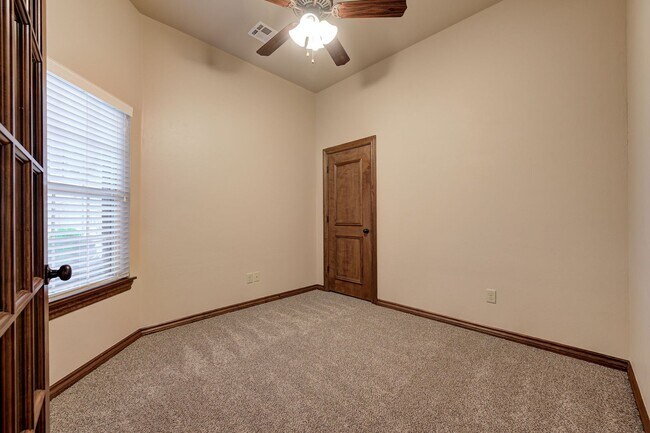 Building Photo - Beautiful & Large 4 Bed 2 Bath Home in Edmond!