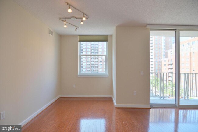 Building Photo - 880 N Pollard St