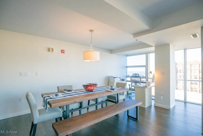 Building Photo - 701 W Lakeside Ave