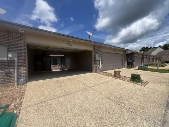 Building Photo - Trendy, 2 bedroom, 2 bathroom townhouse lo...