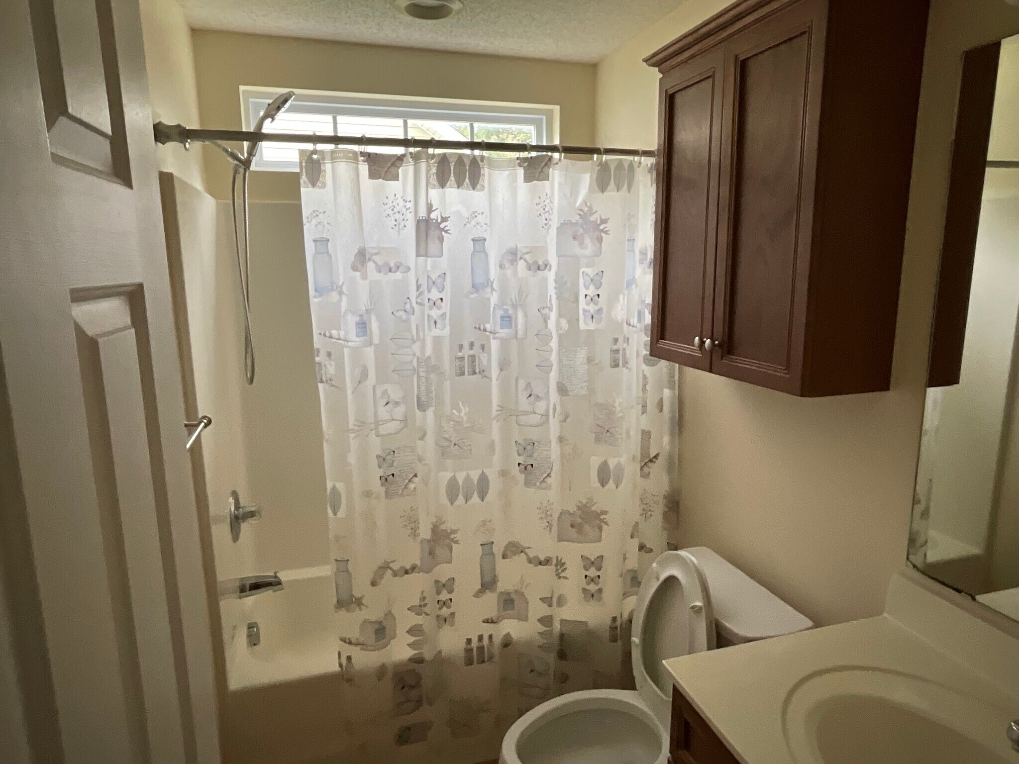 Small bathroom - 405 Harbour Reef Dr