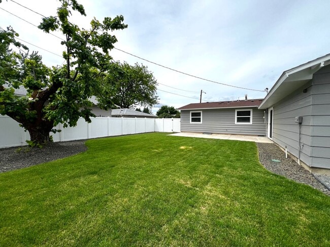Building Photo - Non-Refundable & Security Deposit Total: $2400.00