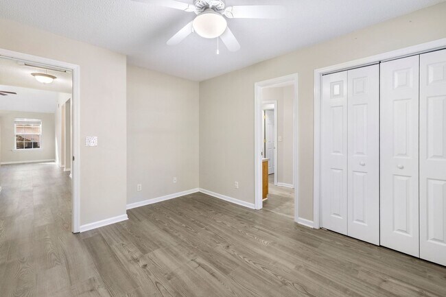 Building Photo - No HOA! Large Lot!