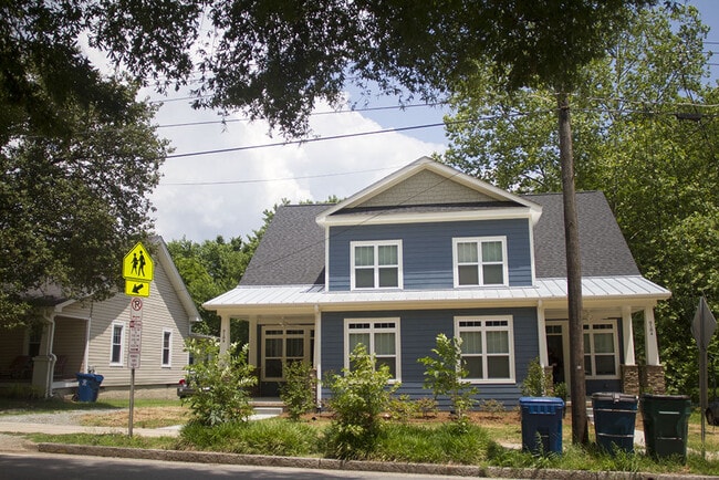 Building Photo - Spacious duplex on 9th St! Live in the heart of Old West Durham!