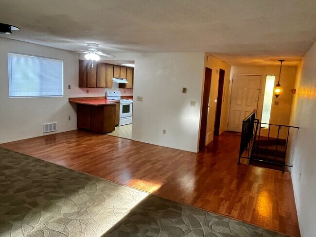 Building Photo - 1110 Shorewood Dr