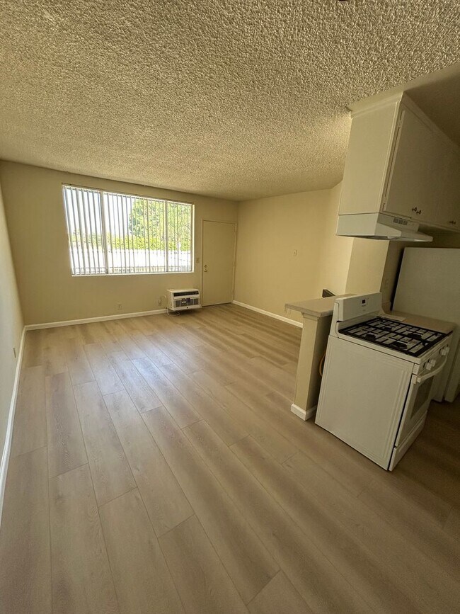 Building Photo - Beautiful 1 Bedroom in the HEART  Northrid...