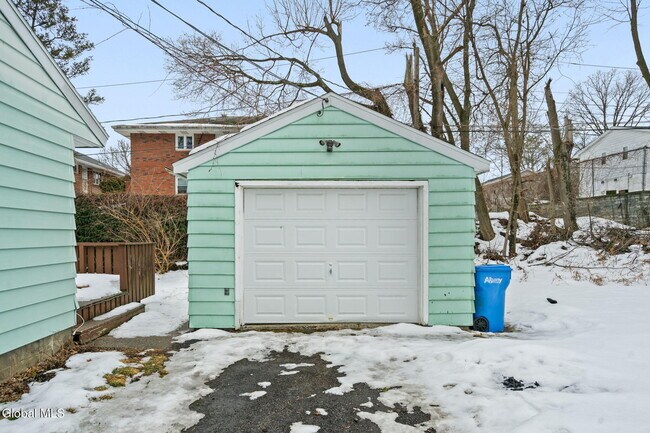 Building Photo - 165 S Pine Ave