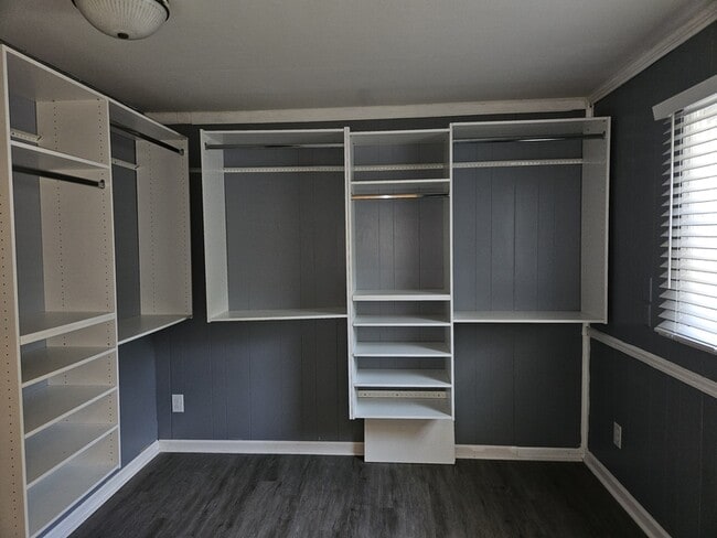 Building Photo - 1737 Ireland Dr