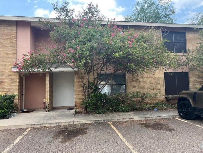 Primary Photo - 901B Castle Heights Dr