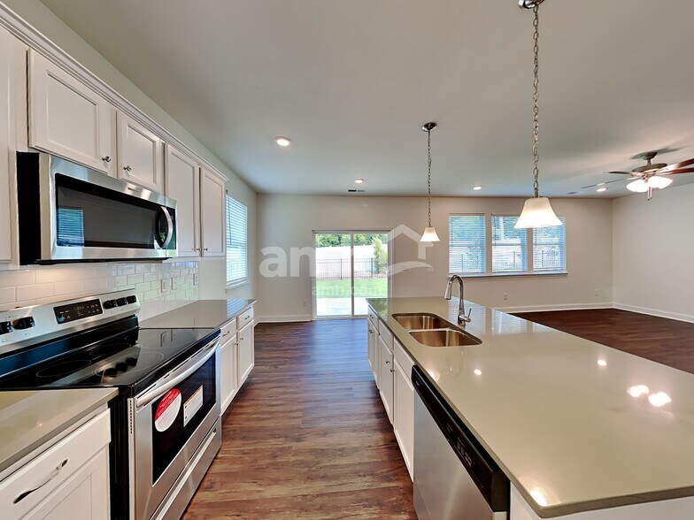 Building Photo - 829 Carnaby Ln