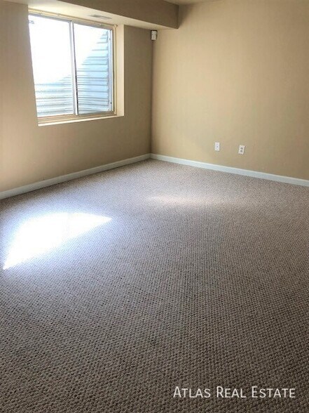 Building Photo - 3820 Dolphin Cir