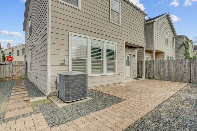 Building Photo - 10046 Hillside Bayou Dr
