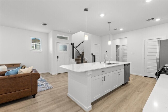 Building Photo - 535 Avisa Dr