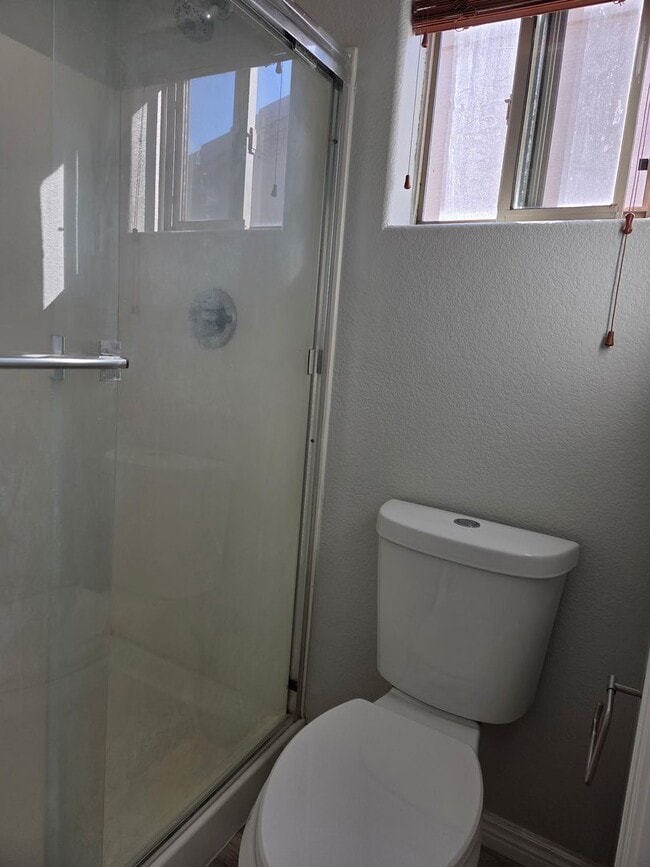 Building Photo - 1 BR 1 BATH FULL REMODEL UPPER UNIT FREE RENT OAC