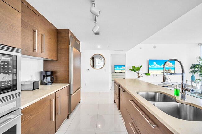 Building Photo - 485 Brickell Ave
