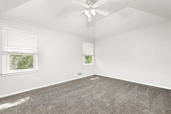 Building Photo - Spacious Overland Park 4 Bedroom Home - Av...