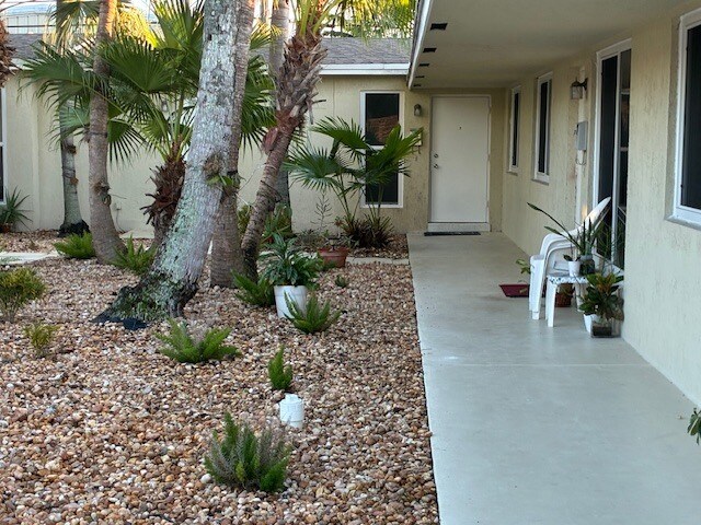 Walkway to Unit - 506 NE 23rd St