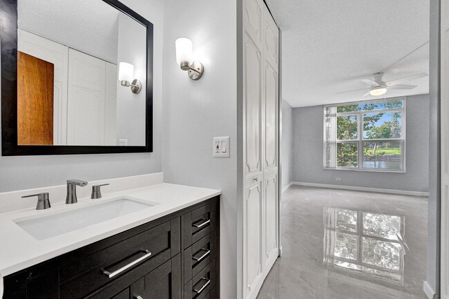 Building Photo - 3750 Inverrary Dr