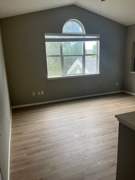 Building Photo - 2027 Grays Peak Dr