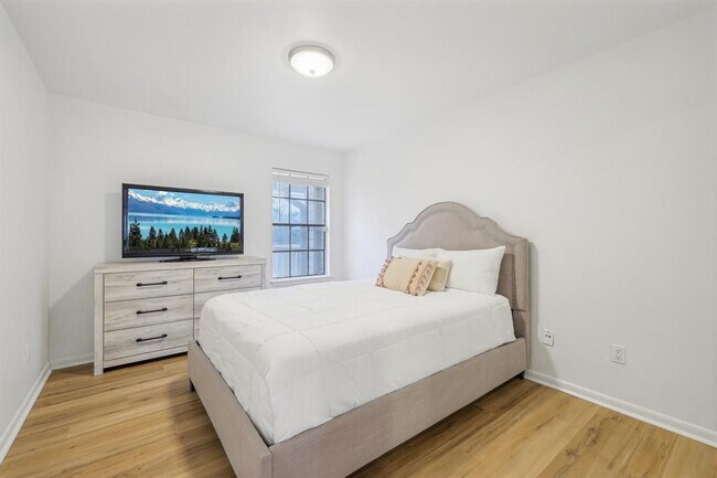 Building Photo - 2201 Lakeway Blvd