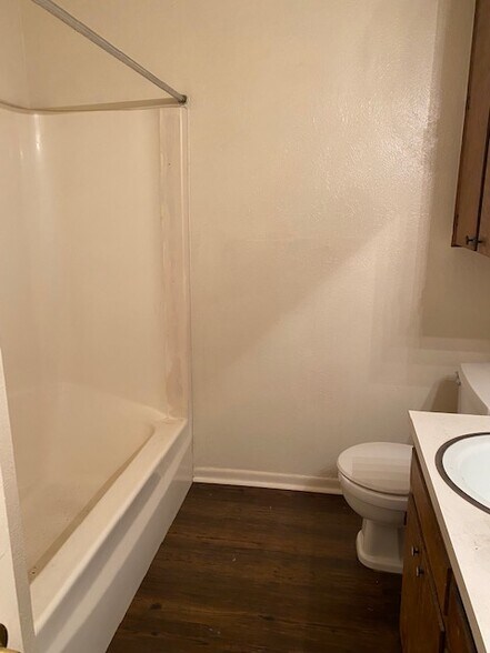 Building Photo - 1201 Bluff Dr