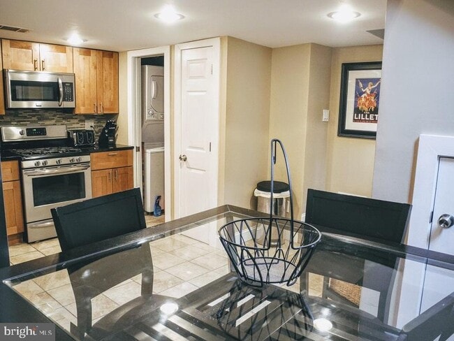 Primary Photo - 1933 Rodman St